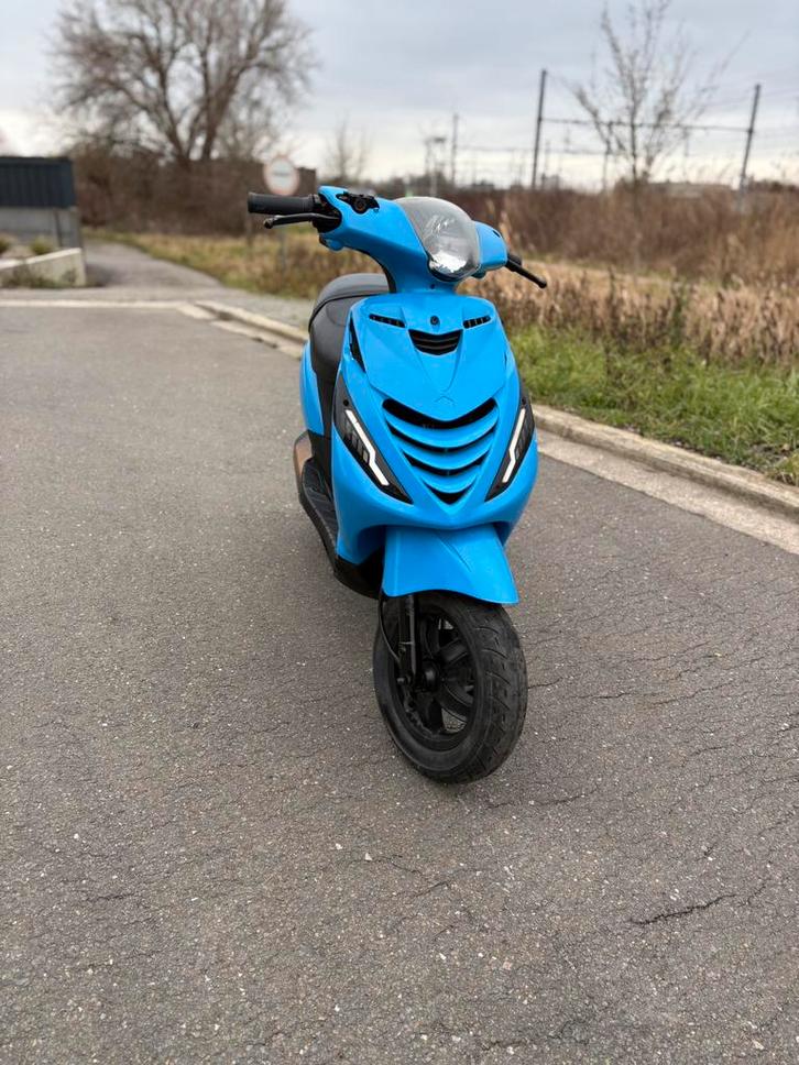 Piaggio zip 4t A klasse, Fietsen en Brommers, Scooters | Piaggio, Zo goed als nieuw, Zip, Ophalen