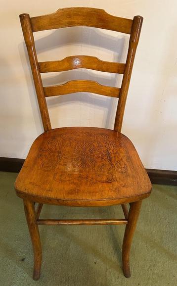 Prachtige vintage houten café/bistrostoelen beschikbaar voor biedingen