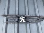 Bumper Grill Peugeot 308 AA38247938 Gril Logo Pe-21226, Auto-onderdelen, Gebruikt, -, -, 6 maanden garantie