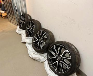 Toyota velgen 18inch sport origineel + zomerbande erbij, Auto-onderdelen, Ophalen, Zomerbanden, Banden en Velgen