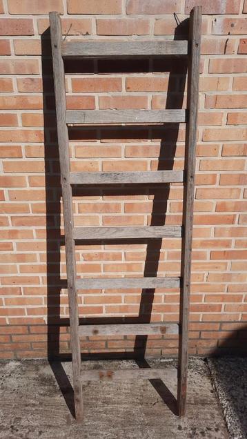 Vintage ladder beschikbaar voor biedingen