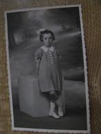 Vintage portret foto kind meisje 6, Comme neuf, Photo, Enfant, 1940 à 1960