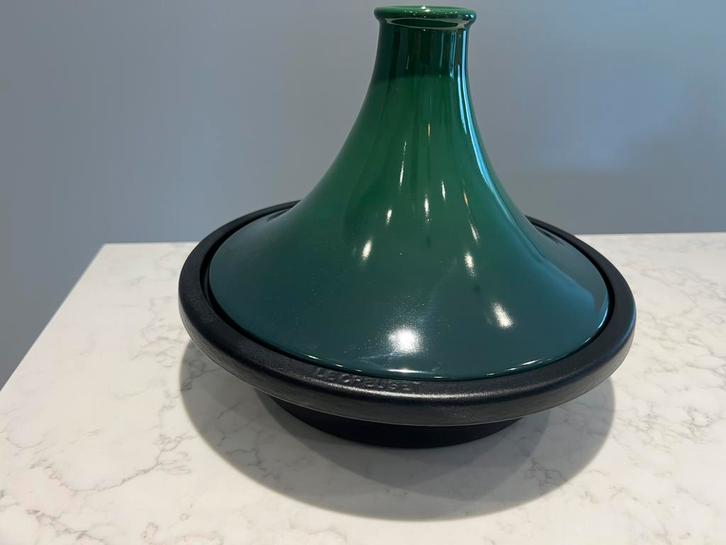 Le Creuset Tajine 27 cm 2,3 liter in de kleur Bamboo, Huis en Inrichting, Keuken | Potten en Pannen, Zo goed als nieuw, Koekenpan of Braadpan