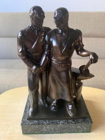 Art Deco Bronzen Beeld Scholter 1939 Capitalist Proletarian disponible aux enchères