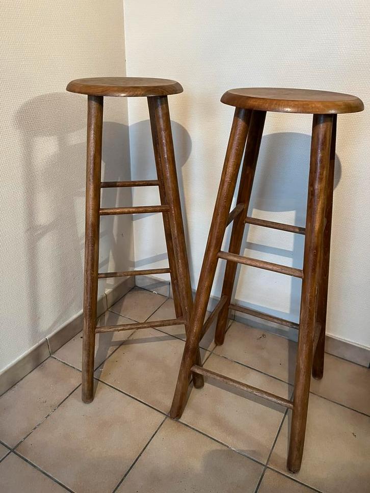 Lot de 2 tabourets en bois, Maison & Meubles, Tabourets de bar, Utilisé, 60 à 90 cm, Bois, 2 tabourets, Avec repose-pieds, Enlèvement