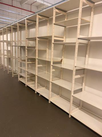 Houten rekken beschikbaar voor biedingen