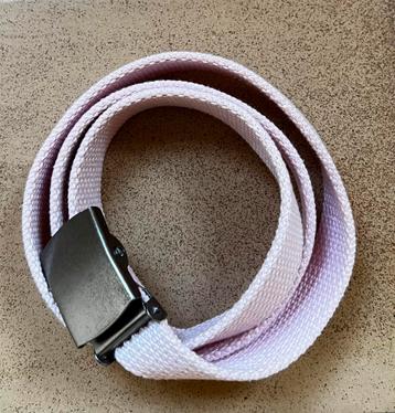 Roze riem in stof beschikbaar voor biedingen