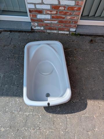 Chicco verzorg tafel en badje  beschikbaar voor biedingen