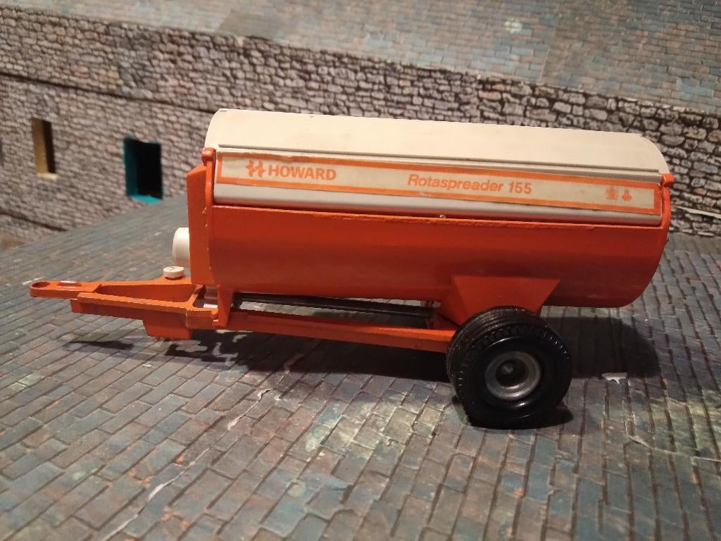Howard Complete Britains mestverspreider uit 1980, Hobby en Vrije tijd, Modelauto's | 1:32, Gebruikt, Tractor of Landbouw, Britains