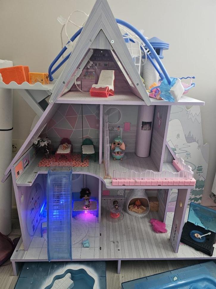 L.O.L. Surprise Chalet, Kinderen en Baby's, Speelgoed | Poppenhuizen, Zo goed als nieuw, Poppenhuis, Ophalen of Verzenden