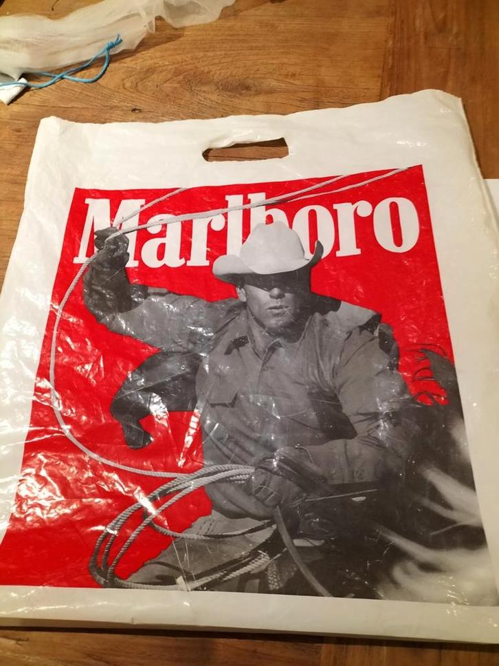 Marlboro zeer oude orginele tas, Verzamelen, Rookartikelen, Aanstekers en Luciferdoosjes, Zo goed als nieuw, Ophalen