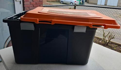 PLASTIEKEN BOXEN (3 STUKS) - zwart met oranje deksel, Hobby en Vrije tijd, Overige Hobby en Vrije tijd, Gebruikt, Ophalen