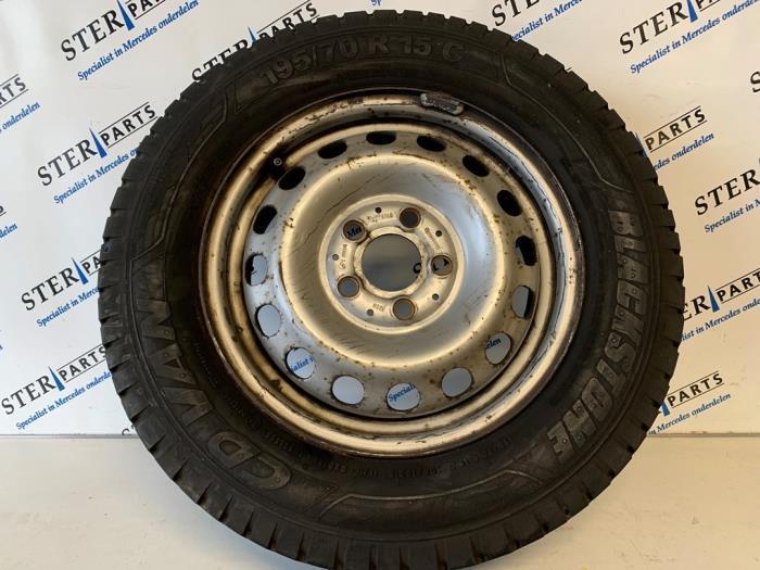Velg + Band van een Mercedes Vito, Auto-onderdelen, Banden en Velgen, Personenwagen, Gebruikt, 3 maanden garantie, Ophalen of Verzenden