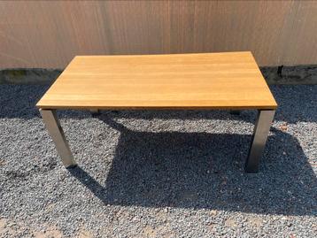 eikenhouten eettafel met moderne RVS poten beschikbaar voor biedingen