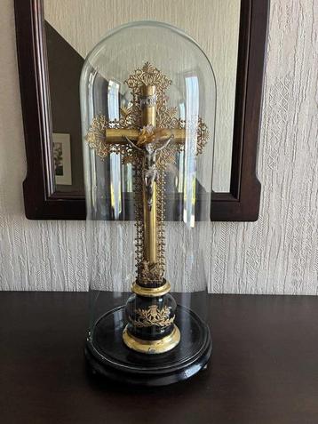 Stolp met kruisbeeld beschikbaar voor biedingen