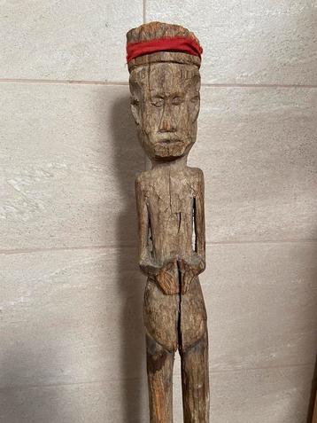 Statue en bois indonésienne de Bornéo