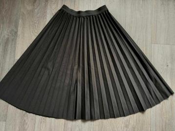Jupe plissée noire TU, Taille 38/40 (M), Enlèvement ou Envoi, Comme neuf, Sous le genou