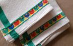 Te koop: Twee keukenhanddoeken met hartjes., Huis en Inrichting, Keuken | Textiel, Ophalen, Gebruikt, Wit, Theedoek of Handdoek