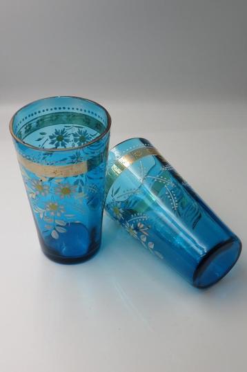 2 oude blauwe glazen met de hand geschilderd
