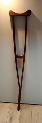 Tabouret en bois d'avant-guerre, Enlèvement