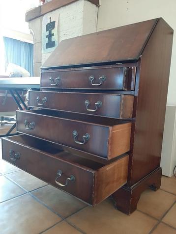 Secretaire  beschikbaar voor biedingen