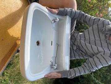 Vintage witte wasbak met legsel beschikbaar voor biedingen