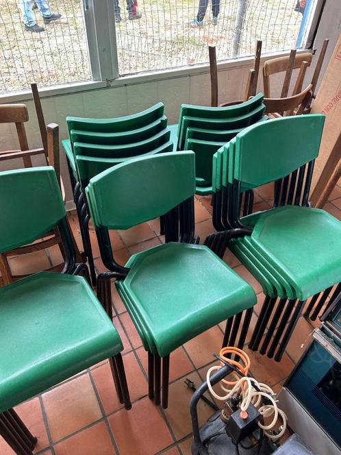 26 kunststof stoelen – gebruikt maar degelijk, Huis en Inrichting, Stoelen, Gebruikt, Vijf, Zes of meer stoelen, Kunststof, Metaal