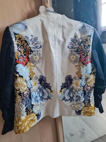 kleurrijk veston met bloemen  blauw creme kleur beschikbaar voor biedingen