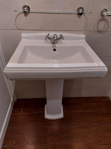 lavabo en porcelaine sur pied