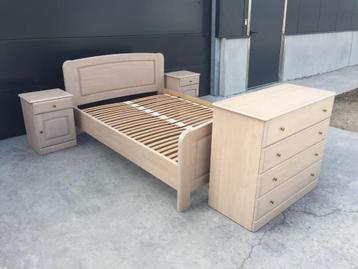 (130) Bed 140x200 met commode en 2 nachtkastjes beschikbaar voor biedingen
