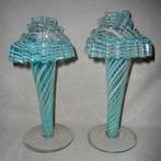 PAAR CORNETVAASJE BLAUW WIT SLINGEREFFECT CA 1900, Antiquités & Art, Antiquités | Verre & Cristal, Enlèvement ou Envoi