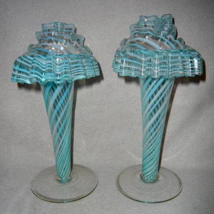 PAAR CORNETVAASJE BLAUW WIT SLINGEREFFECT CA 1900, Antiek en Kunst, Antiek | Glaswerk en Kristal, Ophalen of Verzenden
