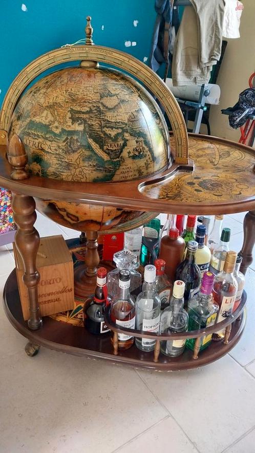 Vintage houten barmeubel met wereldbol op wielen, Huis en Inrichting, Barren, Gebruikt, Ophalen