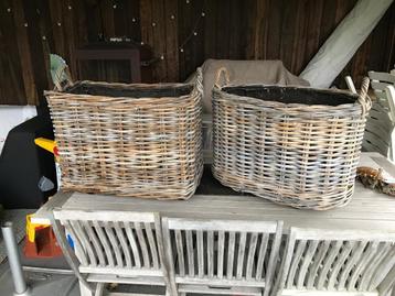 Mand voor houtblokken beschikbaar voor biedingen