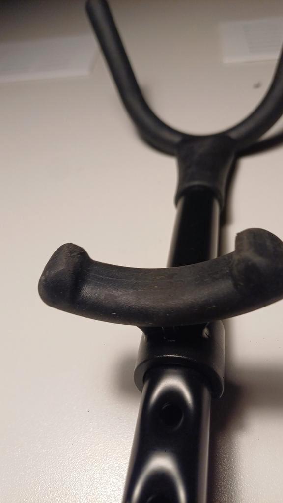 Stand pour saxophone alto et saxophone ténor, Musique & Instruments, Instruments à vent | Saxophones, Comme neuf, Alto, Enlèvement