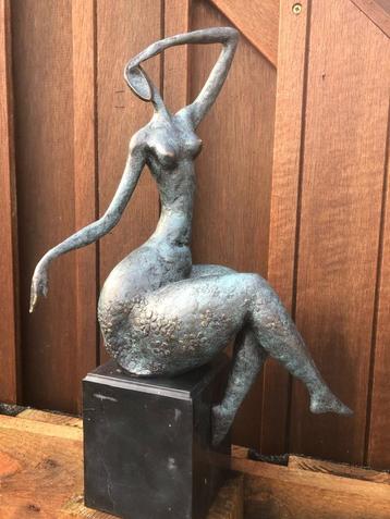 bronzen art sculptuur moderne vrouw elegant  beschikbaar voor biedingen