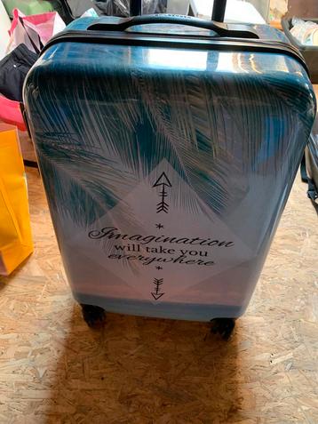 Leuk koffer beschikbaar voor biedingen