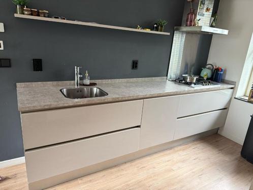 Greeploze  dubbelwandig–Grijs HoogglansHoutkleurGEDEMONTEERD, Huis en Inrichting, Keuken | Complete keukens, Zo goed als nieuw