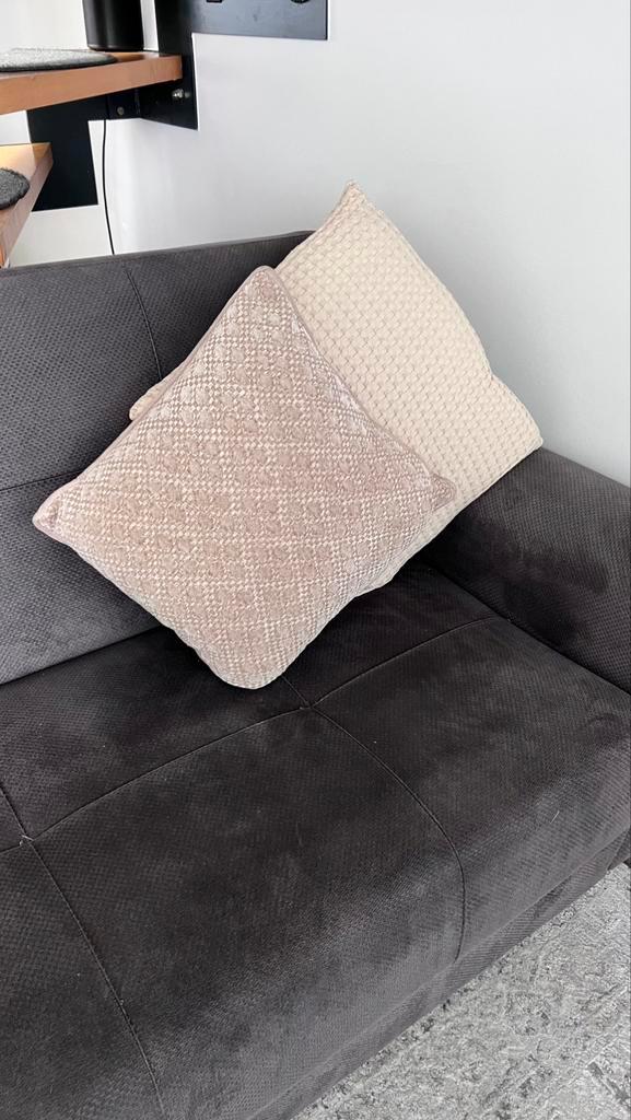 Beige kussen, Huis en Inrichting, Woonaccessoires | Kussens, Zo goed als nieuw, Beige, Ophalen
