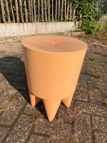 Starck krukje in peach kleur beschikbaar voor biedingen