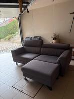 Moderne zetel met voetstuk in grijze stof, Huis en Inrichting, Zetels | Zetels en Chaises Longues, Ophalen, Zo goed als nieuw