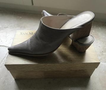 Muiltjes met hakken beschikbaar voor biedingen