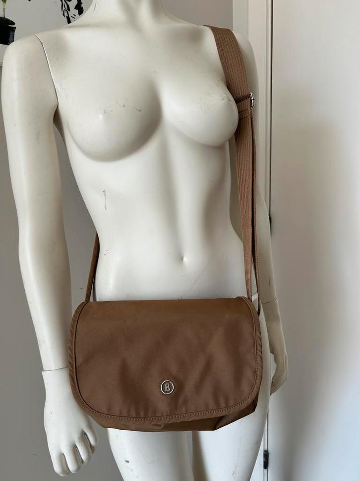 Bogner schoudertas van mokka canvas, Handtassen en Accessoires, Tassen | Schoudertassen, Gebruikt, Overige merken, Bruin, Ophalen of Verzenden