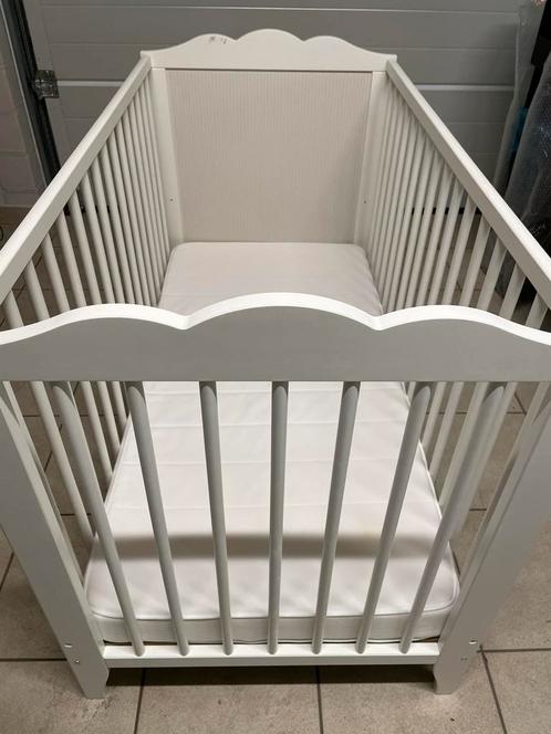 Kinderbedje inclusief matras,dekbed,overtrek ,hoeslakens, Kinderen en Baby's, Babywiegjes en Ledikanten, Zo goed als nieuw, Ledikant