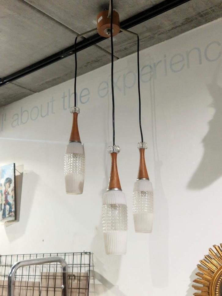 Vintage Scandinavische teakhout hanglamp met 3 glazen kapjes, Huis en Inrichting, Lampen | Hanglampen, Zo goed als nieuw, 75 cm of meer