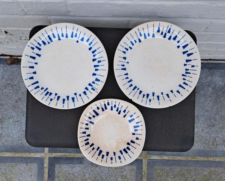 3 zeldzame bordjes Boch Fifties Tiffany's blauwe blokjes, Antiek en Kunst, Antiek | Servies los, Ophalen of Verzenden