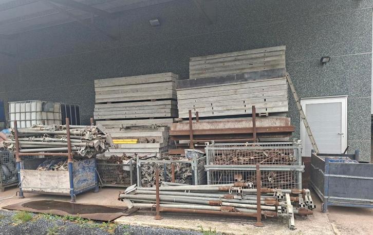 Doka bekisting en Cometal bekisting voor 2 wanden, Bricolage & Construction, Bois & Planches, Utilisé, Poutre, Enlèvement