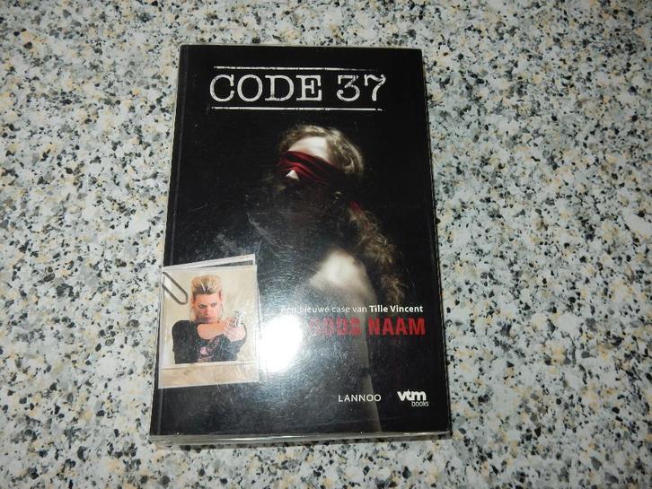 nr.316- In Gods naam (code 37) - thriller, Boeken, Geschiedenis | Wereld, Ophalen of Verzenden