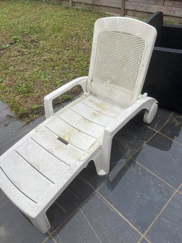 Chaises longues a nettoyer beschikbaar voor biedingen