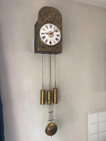 Antieke Comtoise wandklok beschikbaar voor biedingen